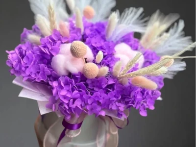 Композиция из сухоцветов с гортензией